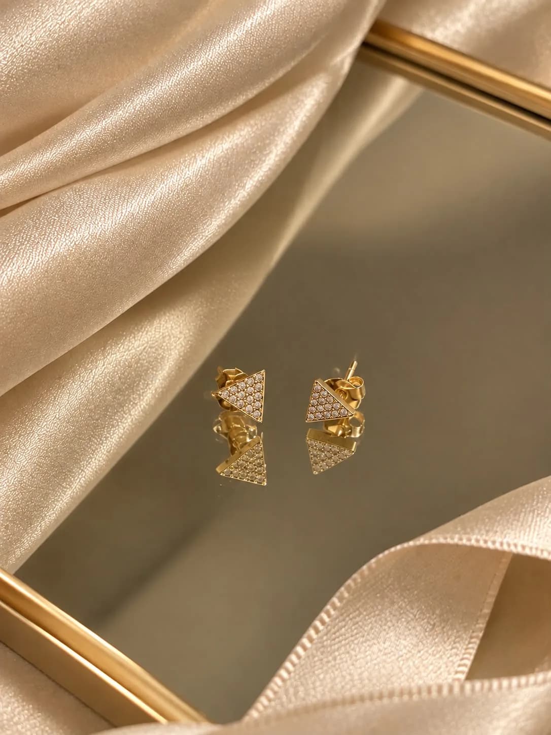 Brinco Feminino Triangular Banhado a Ouro com Pedras de Zircônia - foto 1